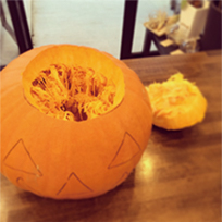 ジャックオーランタン かぼちゃ 上の部分をこぶし大ぐらい切る